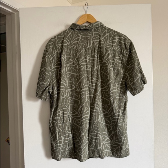 Vince. Men’s Dried Cactus Green Knotted Leaves Short Sleeve Button Up Shirt - Picture 9 of 14